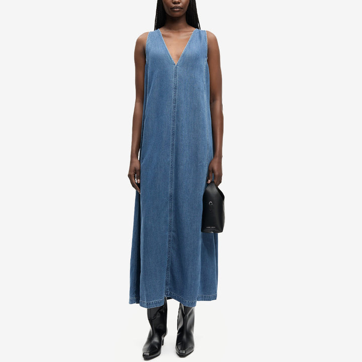 Denimklänning från Samsøe Samsøe för dam i medium denim blue med tidlös design.