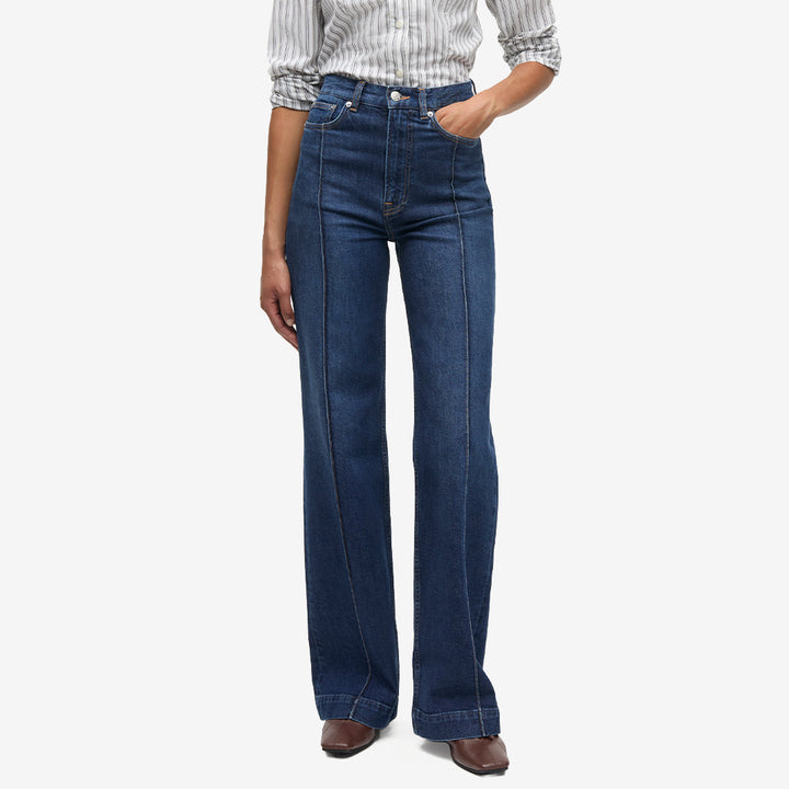 Samsøe Samsøe Sarebecca Jeans Tuck för dam i Paris Blue Comfort med 99% ekologisk bomull och stretch.