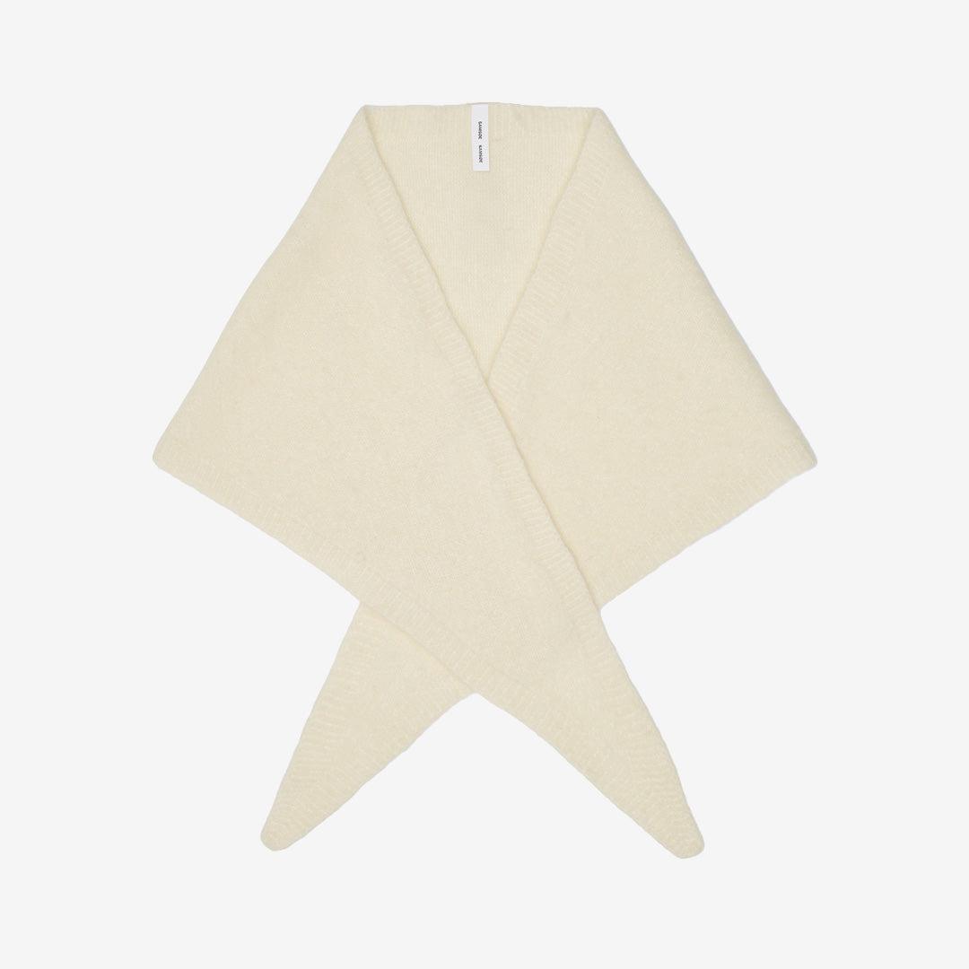 Samsøe Samsøe Sapia Triangle Scarf Egret, stickad trekantssjal i ljus nyans.