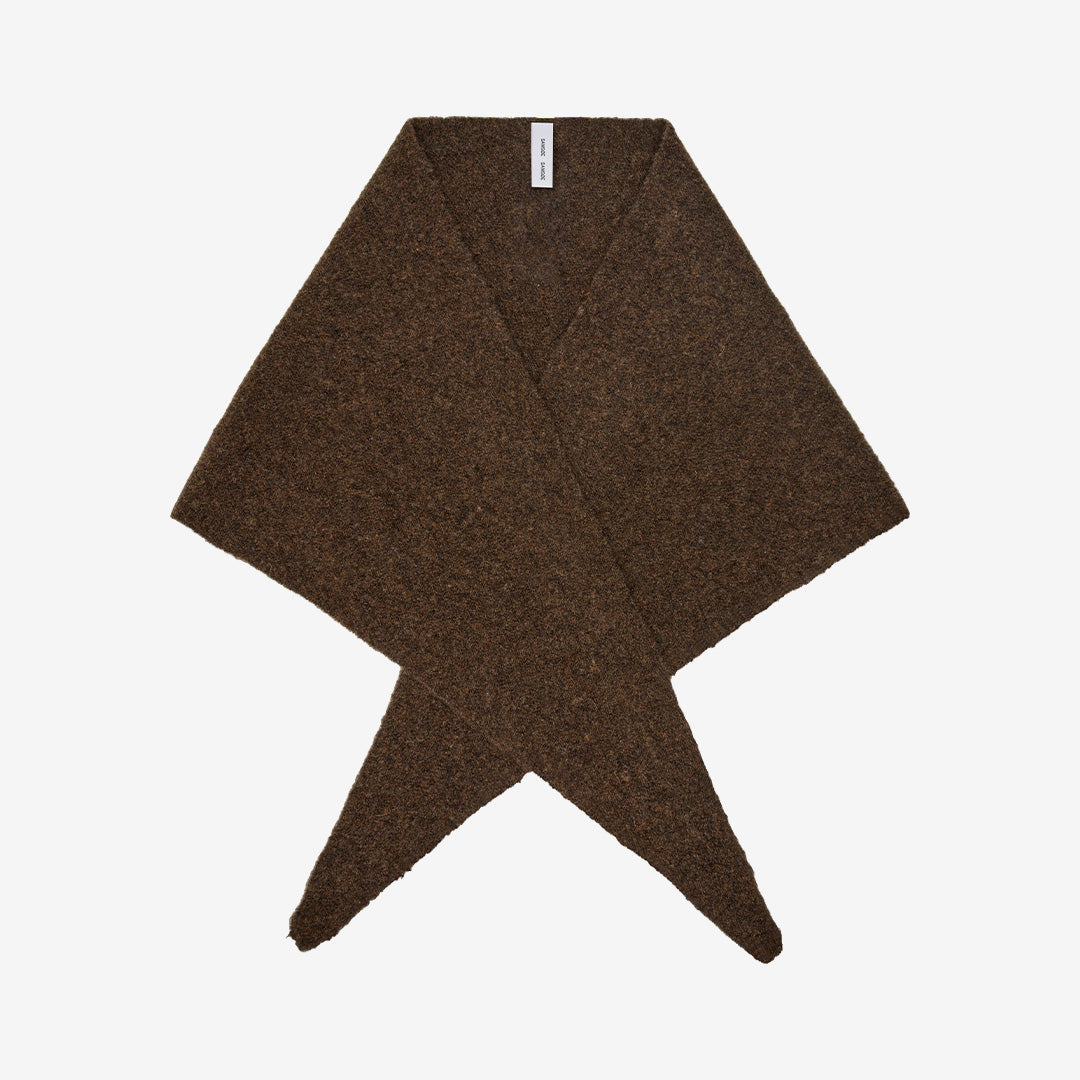 Samsøe Samsøe Sapia Triangle Scarf Delicioso, stickad trekantssjal i brun nyans.