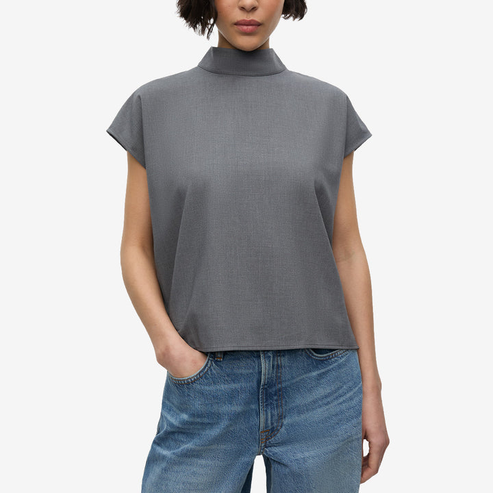 Samsøe Samsøe Sahoys Top Grey Mel., gråmelerad topp med korta ärmar och hög halsringning.