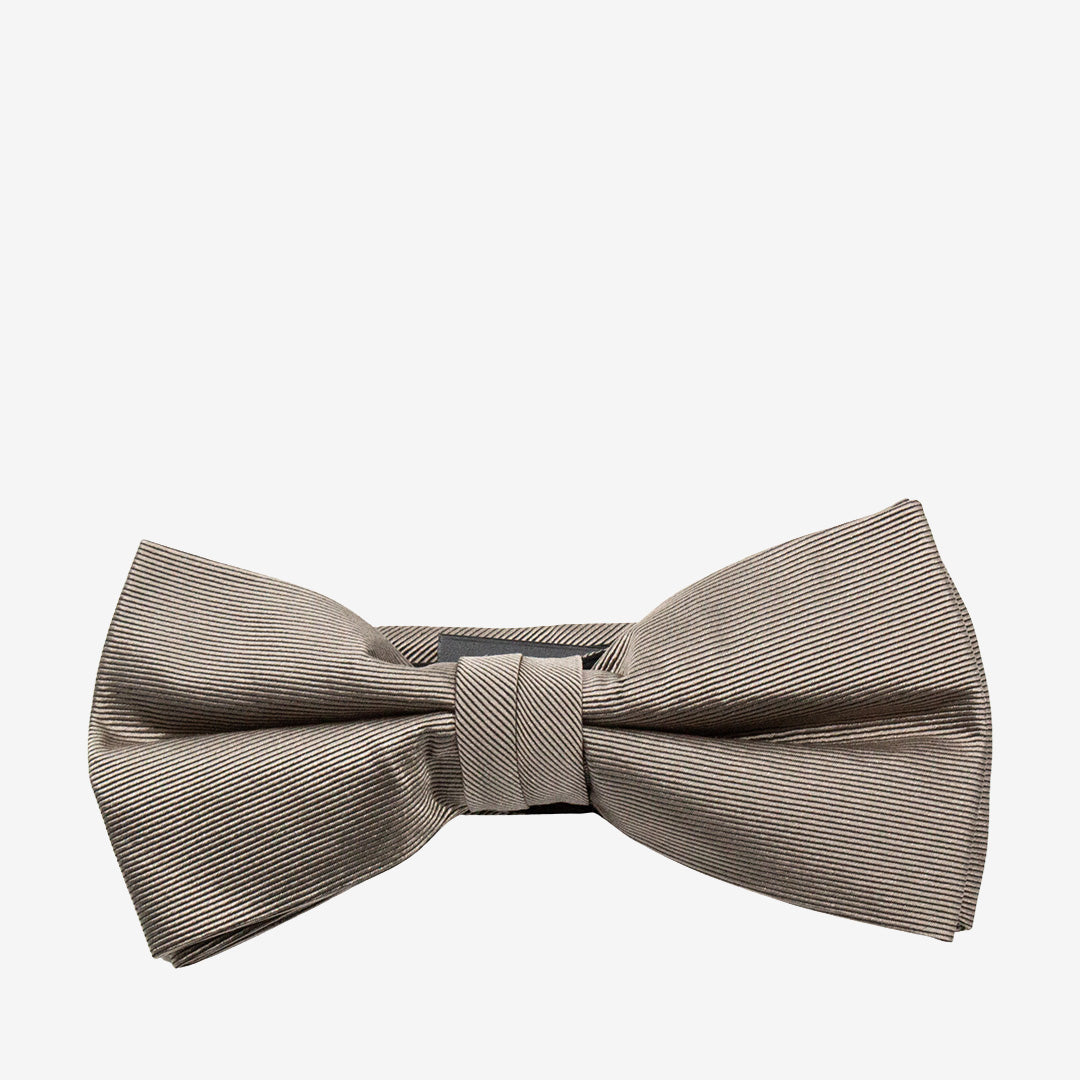 Seven East Toftlund Bowtie färdigknuten fluga i Sand tillverkad i 100% siden.