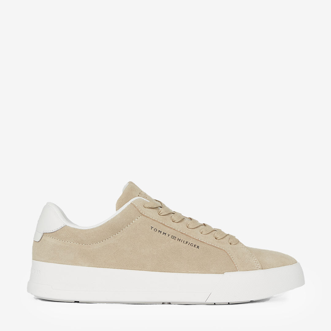 Tommy Hilfiger TH Court Premium Suede – mockasneakers i färgen Sandalwood