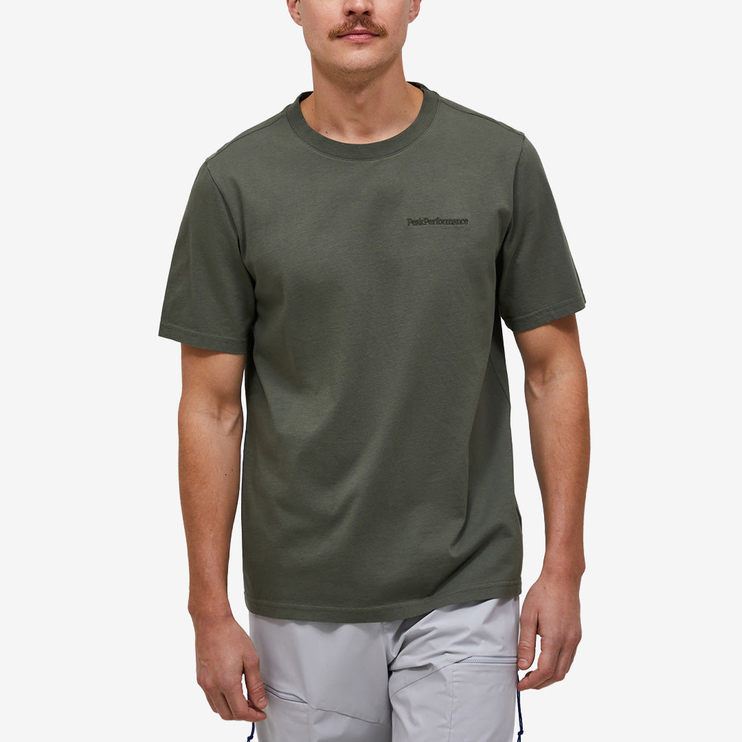Peak Performance Original Small Logo Tee t-shirt i Pine Needle i 100% ekologisk bomull med klassisk passform och diskret logga.