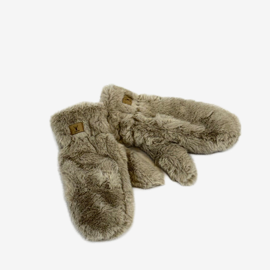 Salt pälsvantar i beige, fluffiga vantar med mjuk pälsliknande yta.