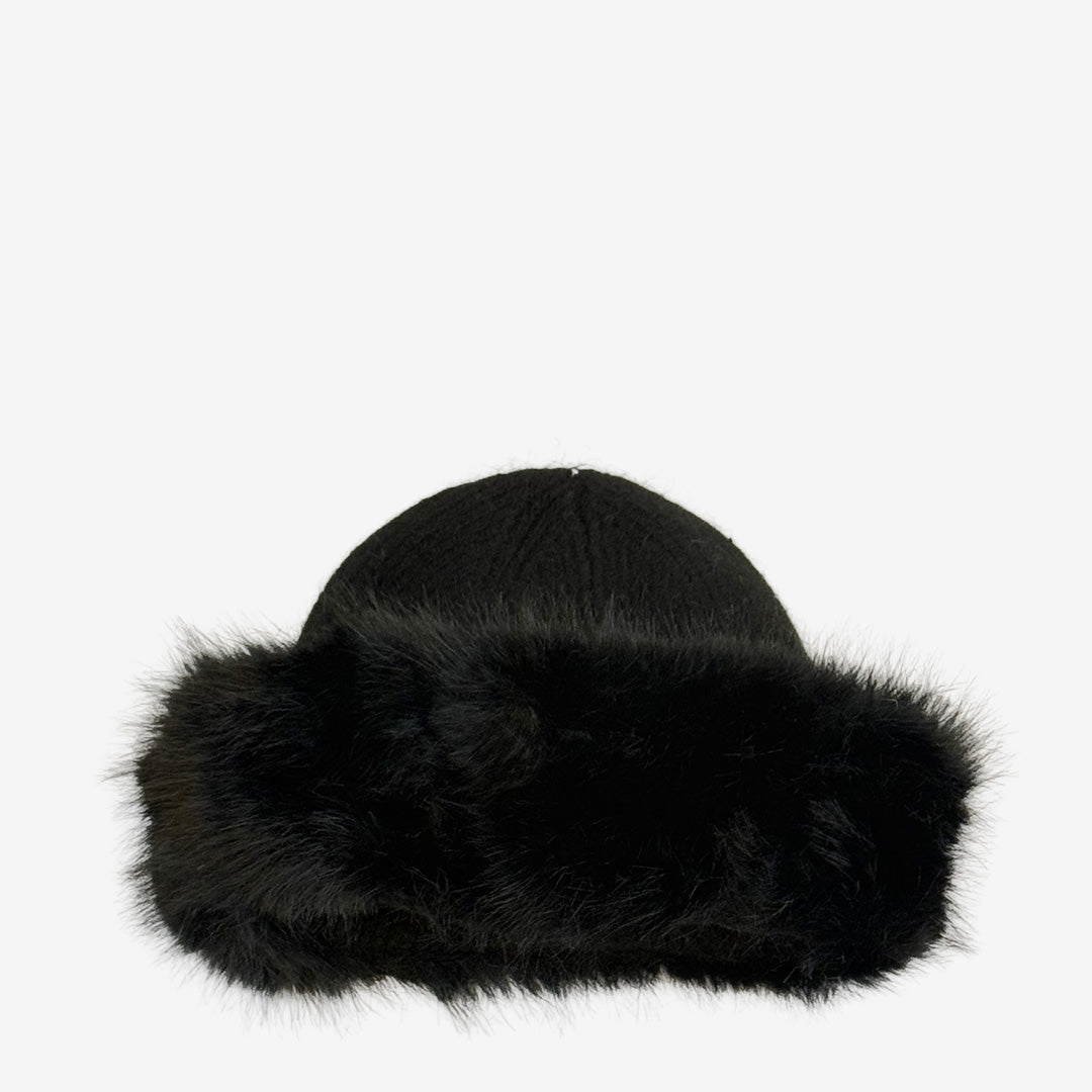 Salt pälsmössa H-29228-2 i svart med ribbstickad del runt huvudet och fluffig päls runt mössan.