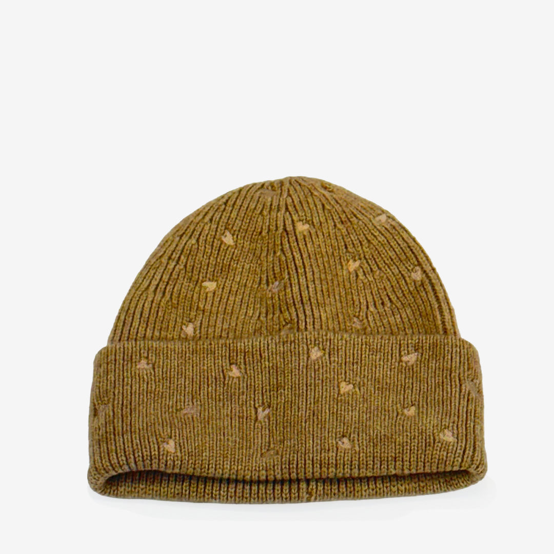 alt mössa H-56009 i taupe med dekorativ hjärtdetalj.