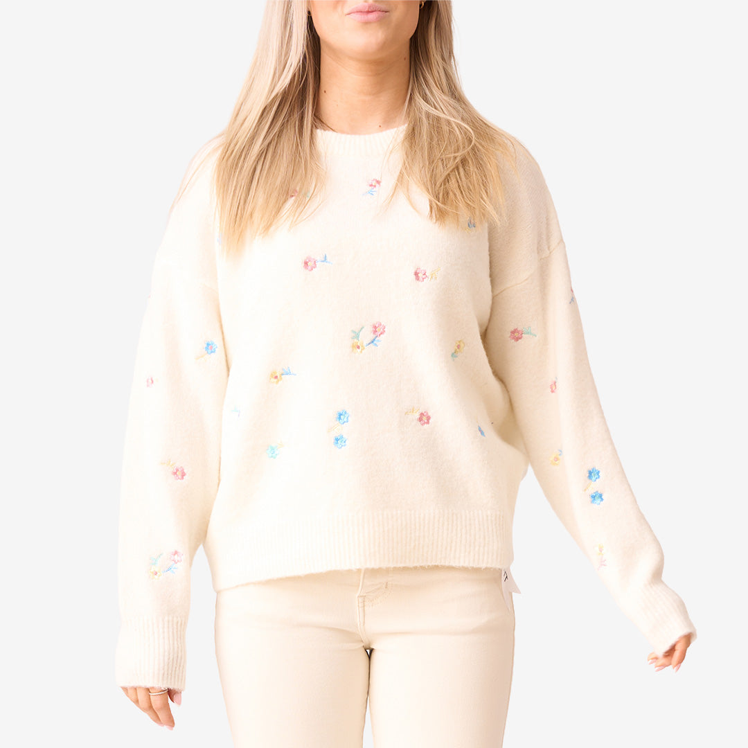 Vit stickad tröja med blommönster i mjuk och följsam stickad kvalitet