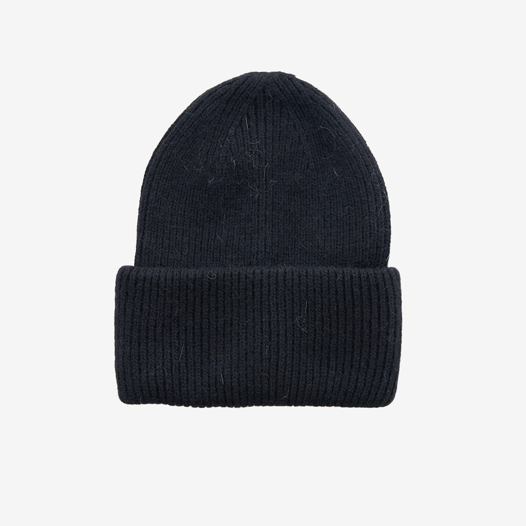 Svart mössa HB7400-2 i mjuk garnblandning med angora och ull