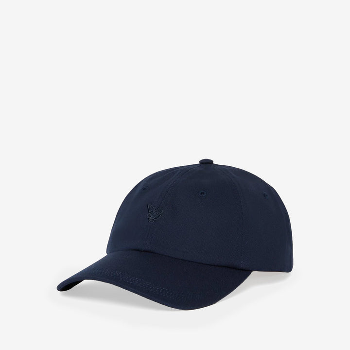 Lyle & Scott HE2322A Tonal Eagle Baseball Cap i Dark Navy med klassisk design i 100% bomull för herr