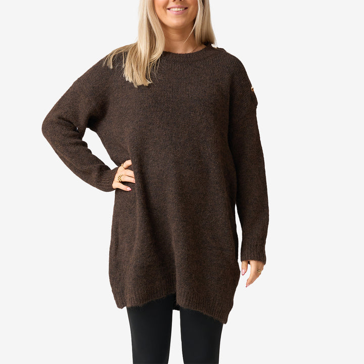 Stickad tröja eller klänning JP-7977 i coffee med guldknappar och mjuk ullmix