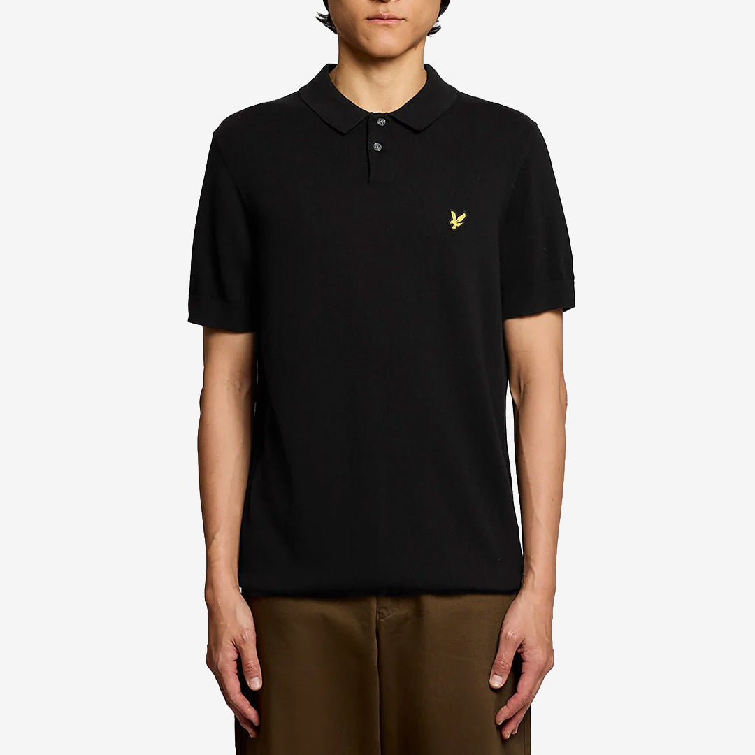 Stickad piké i Jet Black med knappslå och broderad logga modell KN2412V