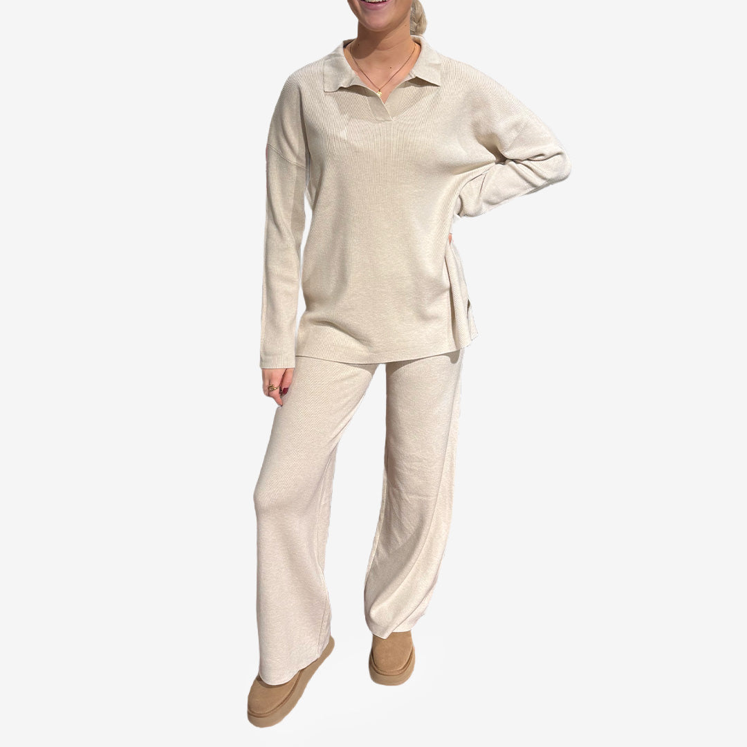 Lounge set v-neck beige LC110 med topp och nederdel i mjuk stickad kvalitet.