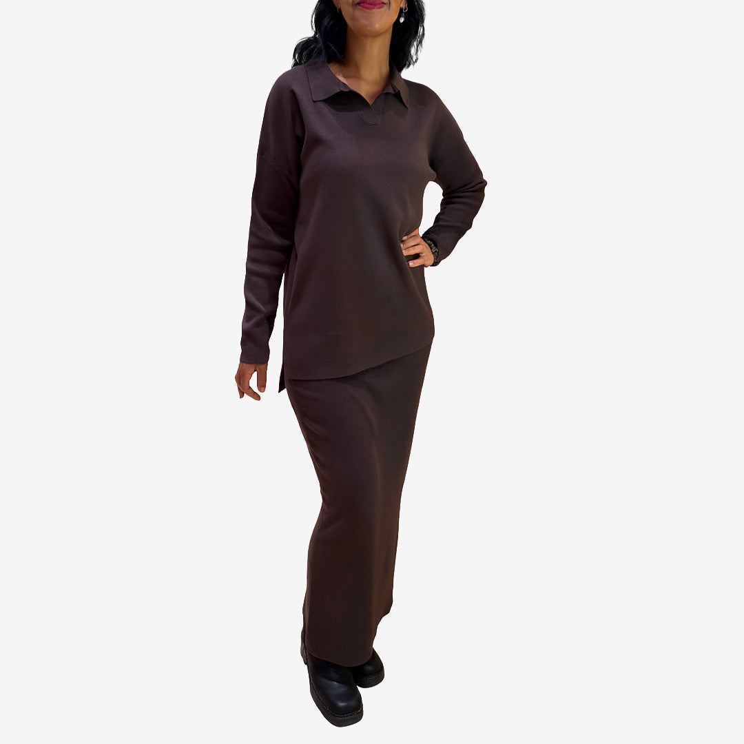 Brunt LC283 stickat set med tröja och kjol i viskos- och polyamidblandning.