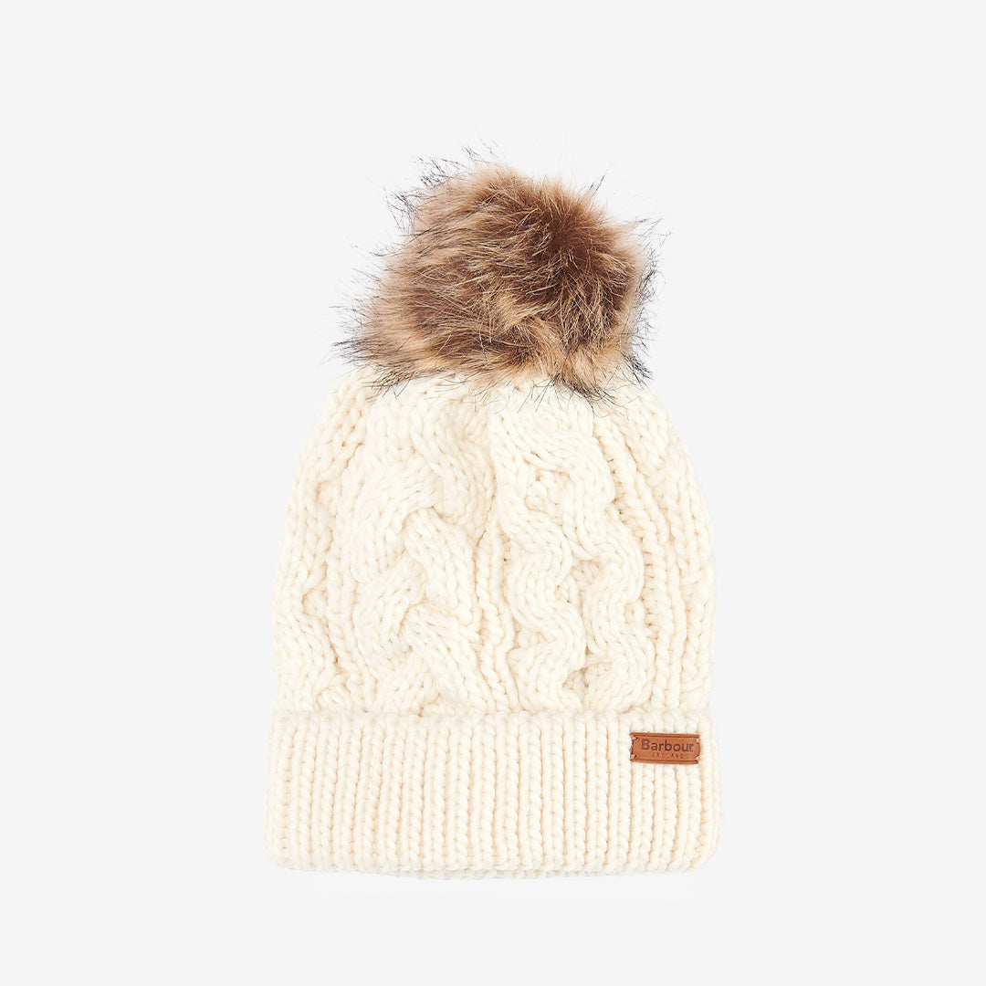 Barbour Penshaw Beanie mössa för dam i Cloud med kabelstickning, uppvikt kant och fuskpälsboll.