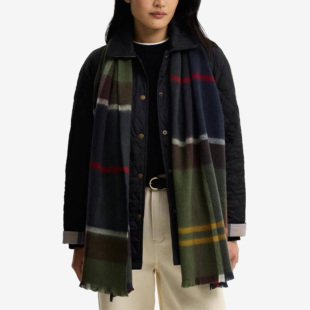 Barbour Rosefield Tartan Scarf halsduk i Classic Tartan tillverkad i 100% lammull med fransar och vävd Barbour-etikett.