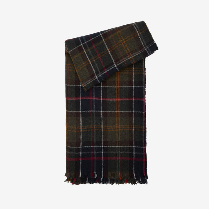 Barbour Montieth Serape i Classic Tartan med vävt mönster, mjuka fransar och klassisk Barbour-design.
