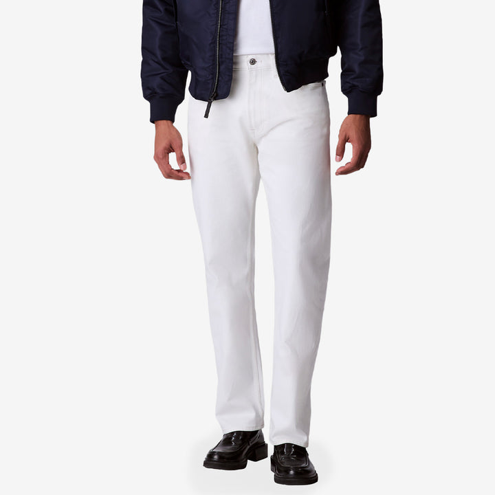 Chalk white raka jeans STNDRD Straight Chalk i 98% bomull och 2% elastan