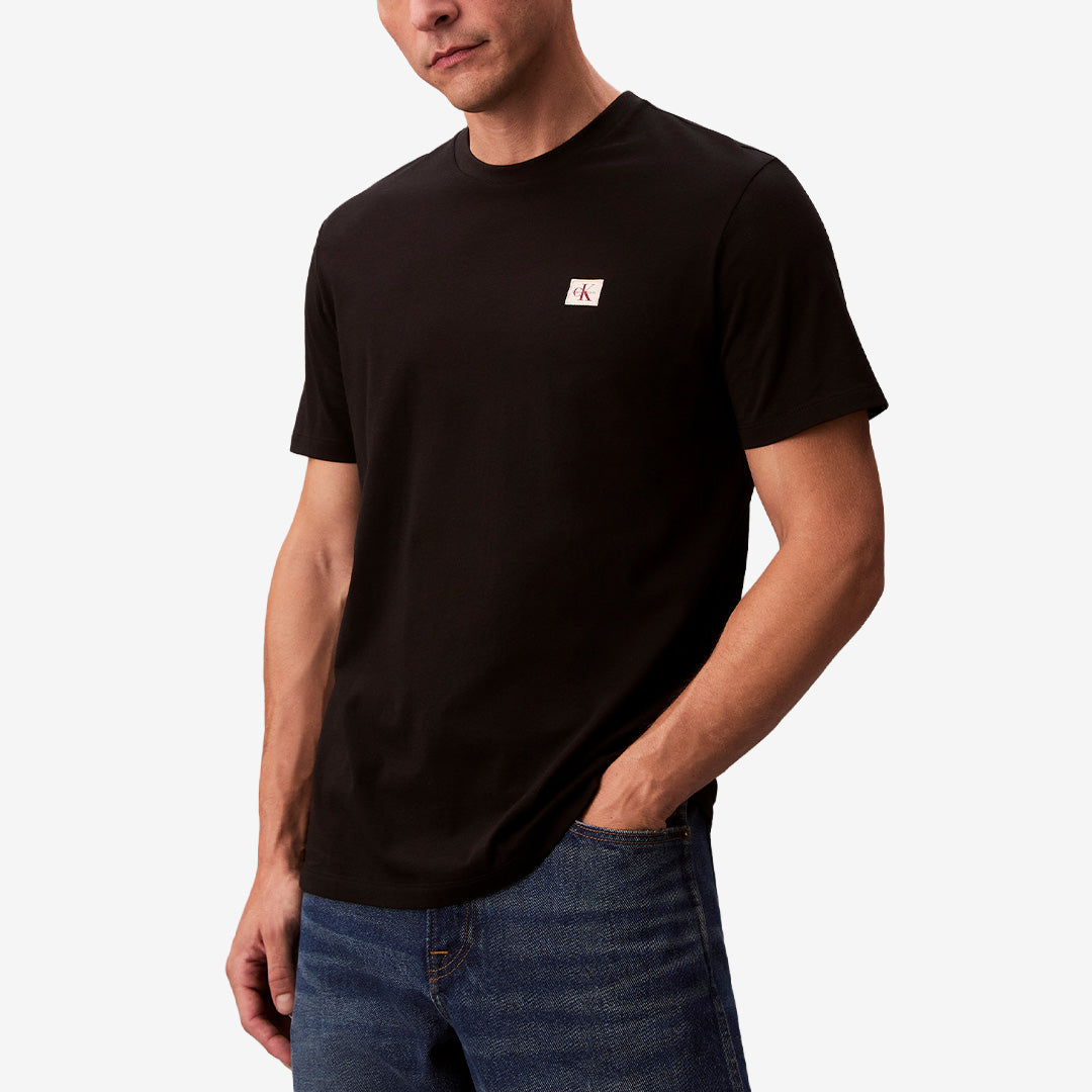 Calvin Klein SS Badge t-shirt i svart med diskret logobadge