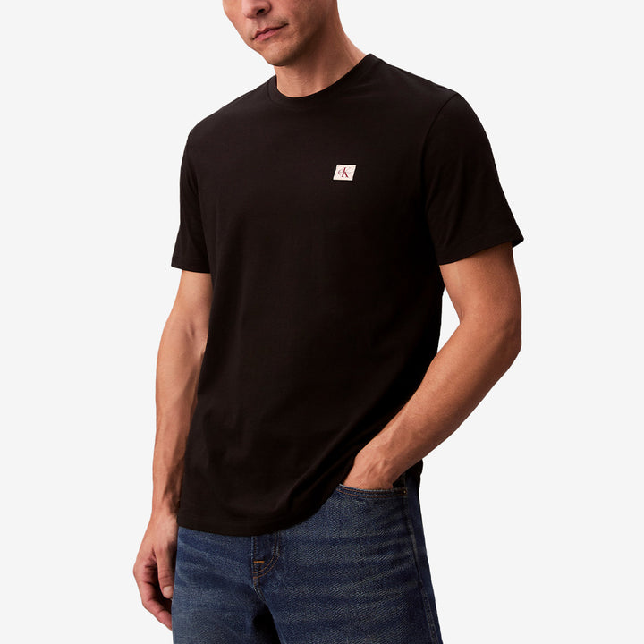 Calvin Klein SS Badge t-shirt i svart med diskret logobadge