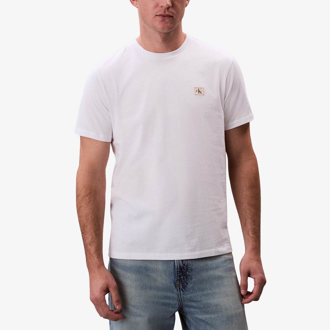 Calvin Klein SS Badge t-shirt i vitt med diskret logobadge