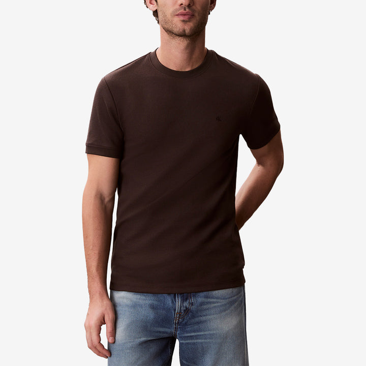 Mulchfärgad t-shirt SS Slim Micro Waffle Bay i 70% bomull, 27% polyester, 3% elastan med slim fit och micro-våffelstruktur