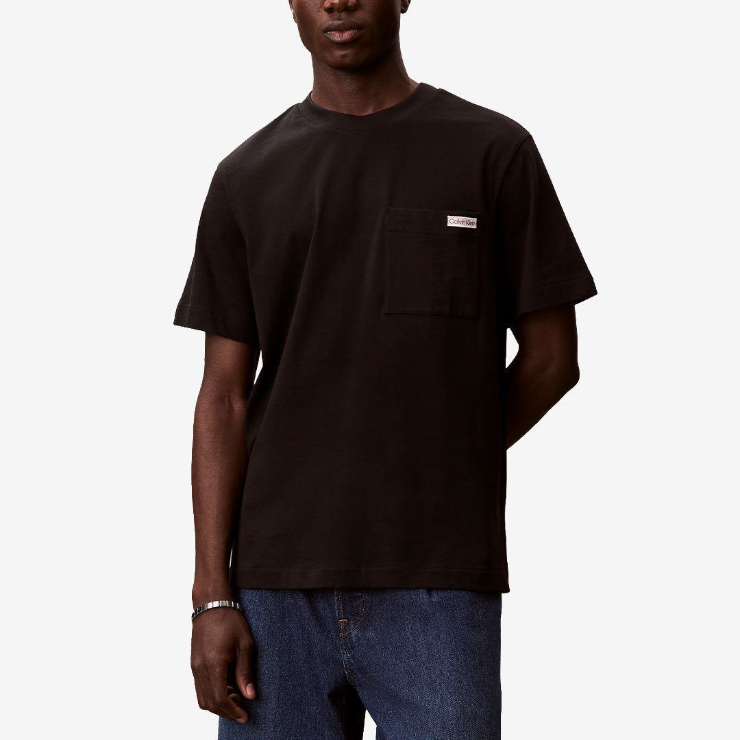 Svart t-shirt SS 20S Jersey Easy C i 100% bomull med bröstficka