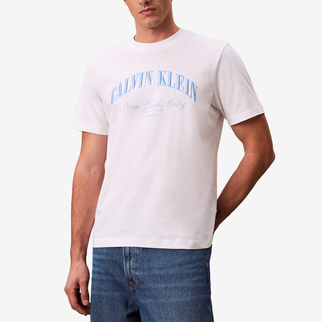 Oversize t-shirt i Bright White med grafiskt tryck från Calvin Klein modell LV04RF820G