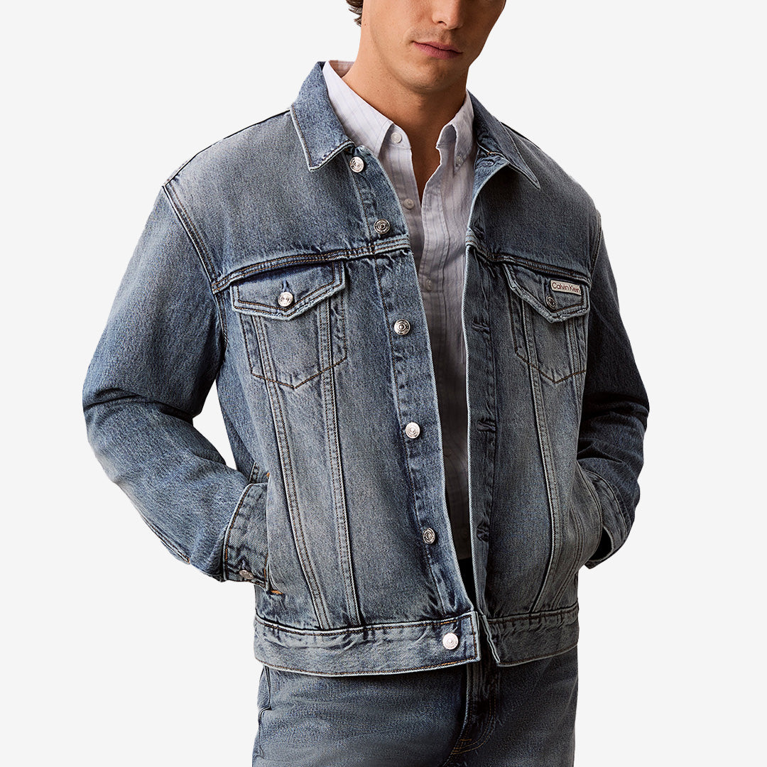 Blå truckerjacka i rigid bomullsdenim från Calvin Klein modell LV04RF957GWE9