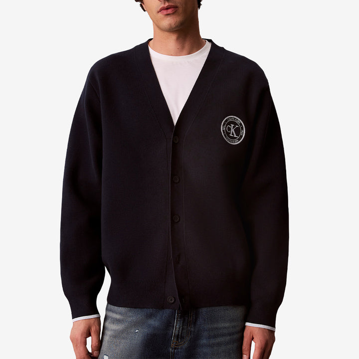 Calvin Klein Varsity Logo Cardigan för herr i blue med knappstängning, ribbade avslut och mjuk bomullsblandning.