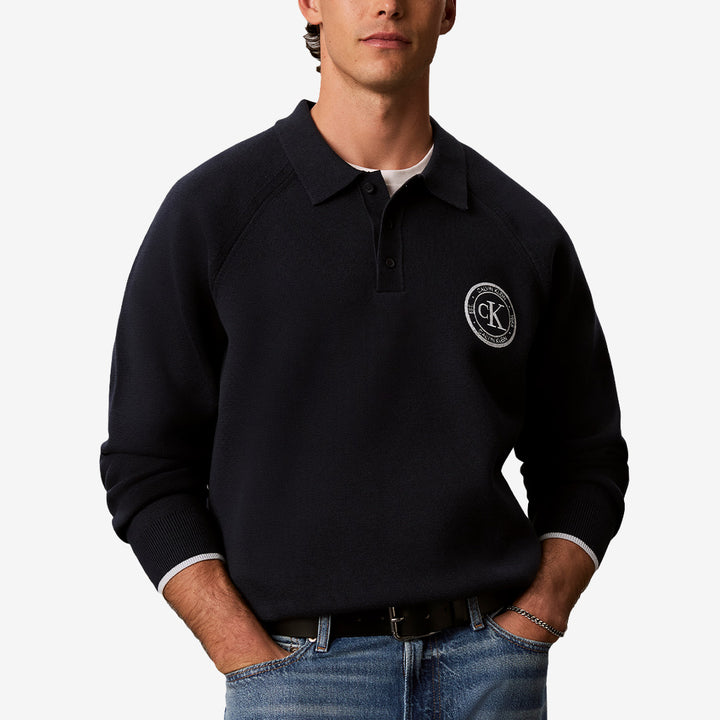 Calvin Klein Varsity Logo Polo för herr i blue med stickad design, polokrage och knappstängning framtill.