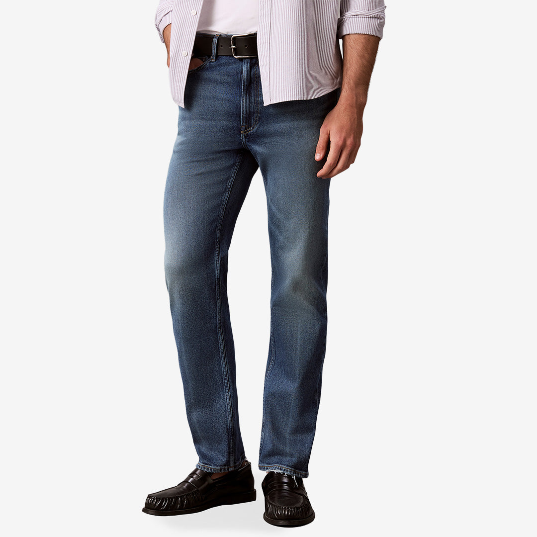 Calvin Klein Standard Straight Jeans för herr i färgen Winter Haze med rak passform och bekväm stretchkvalitet.