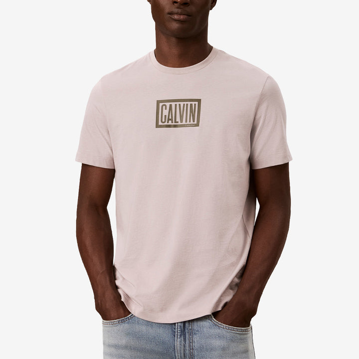 Calvin Klein Boxed Calvin Graphic T-Shirt för herr i Ashes Of Roses med rund halsringning och grafiskt logotryck.