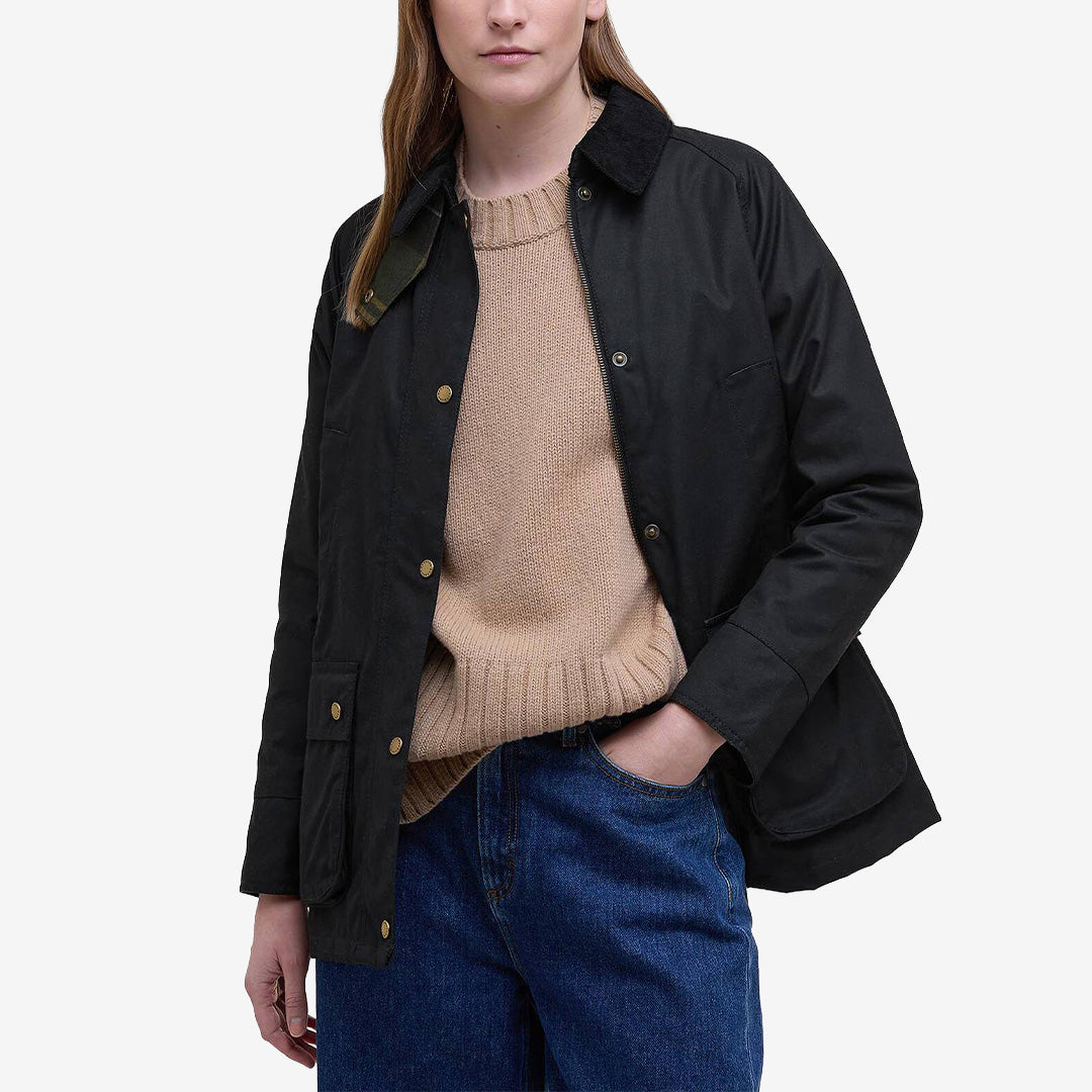 Barbour Acorn Wax Jacket vaxad jacka i Black/Classic med tartanfoder, manchesterkrage och praktiska fickor.
