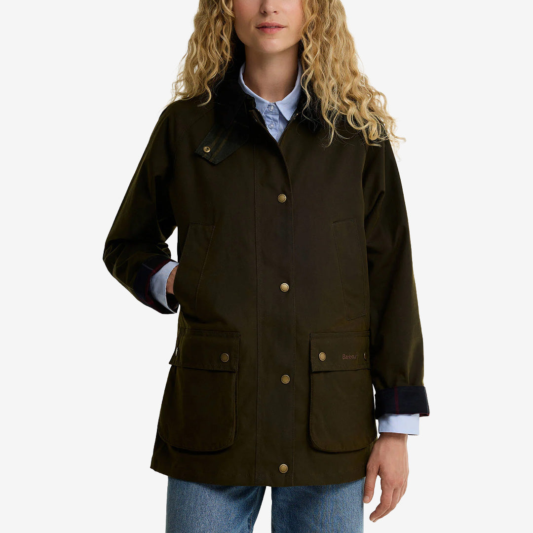 Barbour Acorn Wax Jacket vaxad jacka i Olive med tartanfoder, manchesterkrage och praktiska fickor.