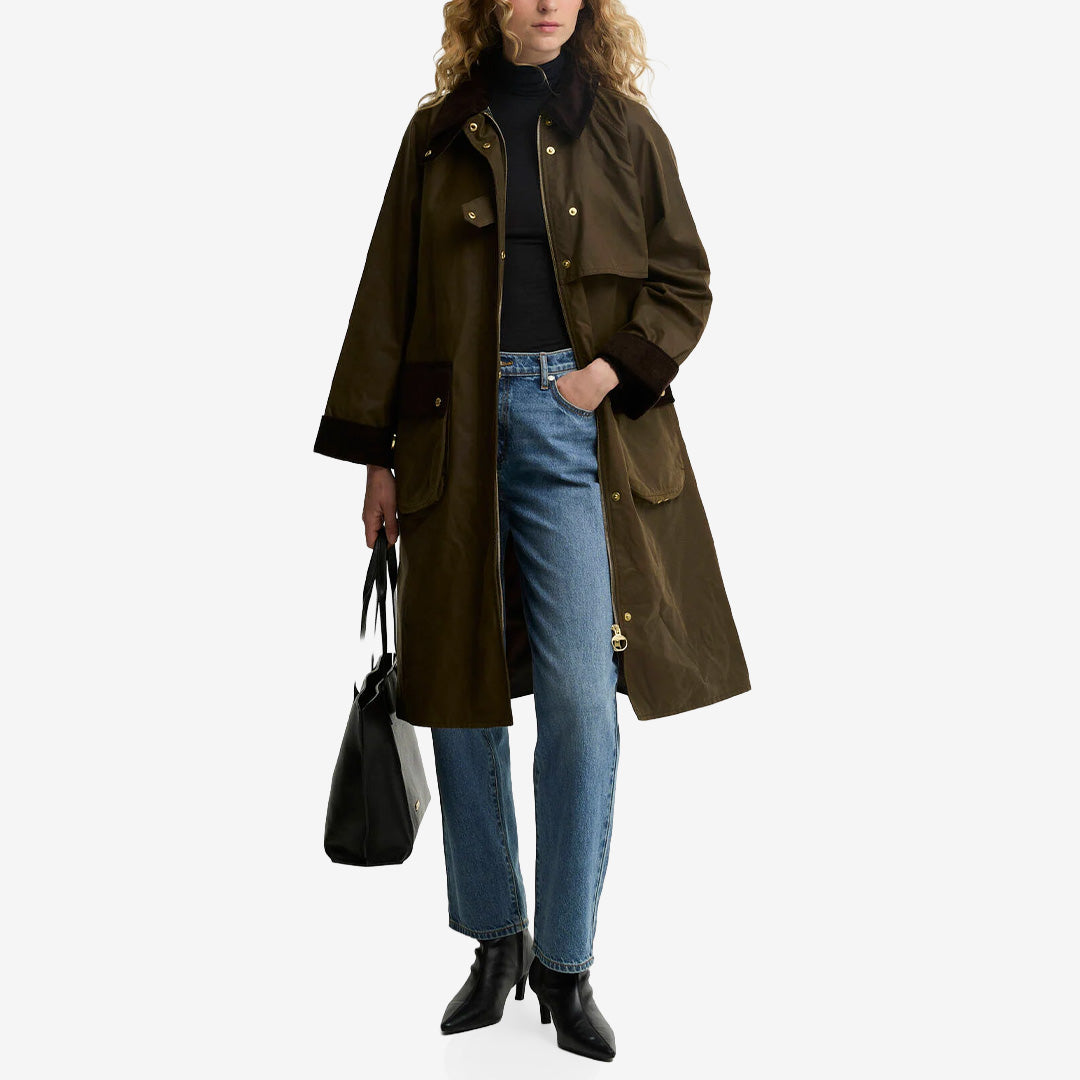 Barbour Kirklees Waxed Jacket lång vaxad jacka i Beech/Ancient med manchesterkrage och praktiska bälgfickor.