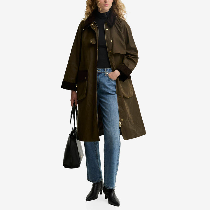 Barbour Kirklees Waxed Jacket lång vaxad jacka i Beech/Ancient med manchesterkrage och praktiska bälgfickor.