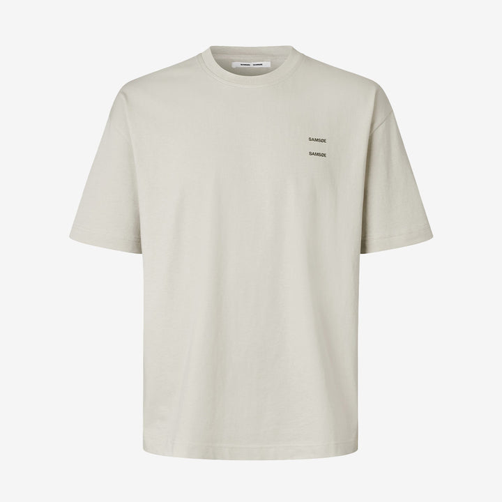 Lös T-shirt från Samsøe Samsøe för herr i färgen Moonstruck med tryckt logotyp och rund hals.