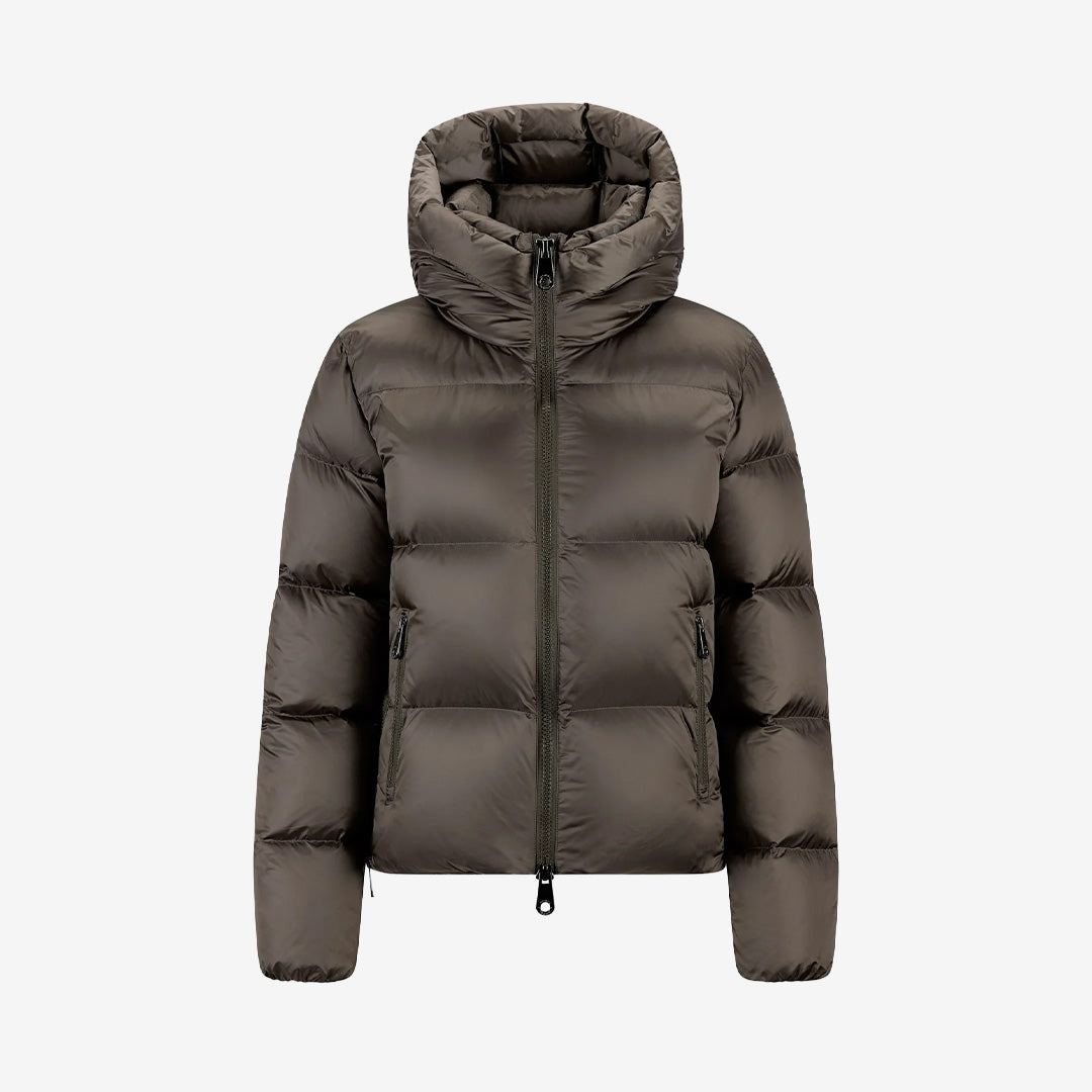 Monel Val Cenis Short vinterjacka för dam i Light Olive, olivgrön dunjacka med kroppsnära passform, huva, tvåvägsdragkedja och dragkedjor längs sidorna.