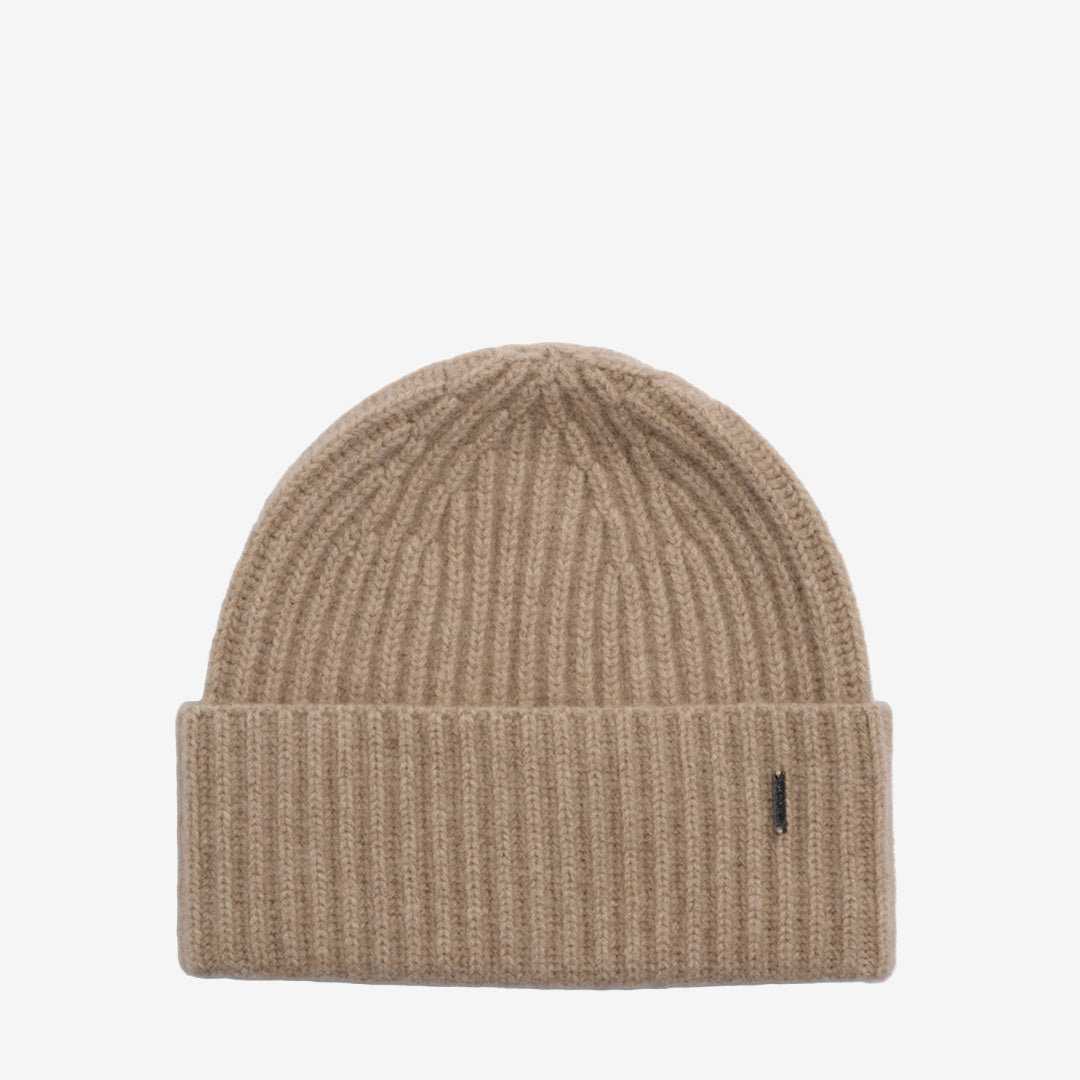 Monel Alba Cashmere Beanie i Dark Beige, mörkbeige mössa i 100 % kashmir med mjuk och värmande kvalitet för dam och herr.