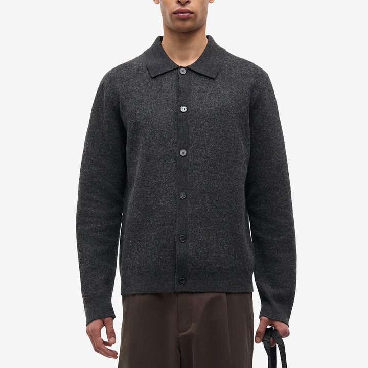 Samsøe Samsøe Sarichard Cardigan för herr i Dark Grey Mel. tillverkad i 100% merinoull.