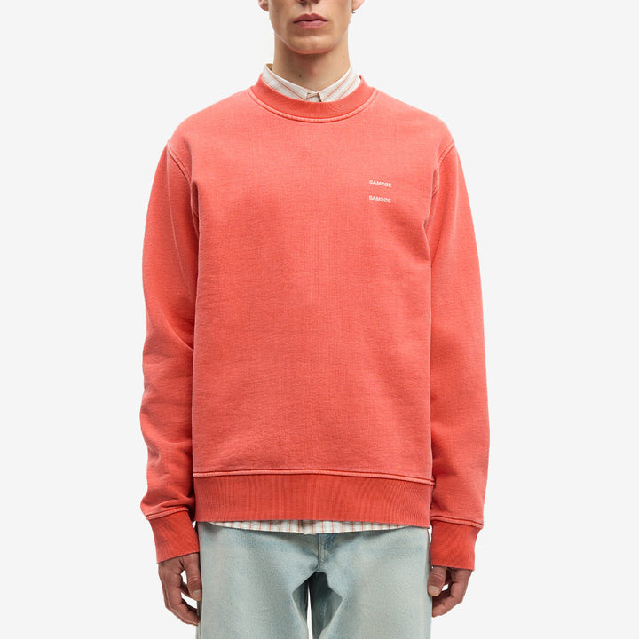 Pigmentfärgad sweatshirt från Samsøe Samsøe för herr i Aurora Red med rund hals och tryckt logotyp.