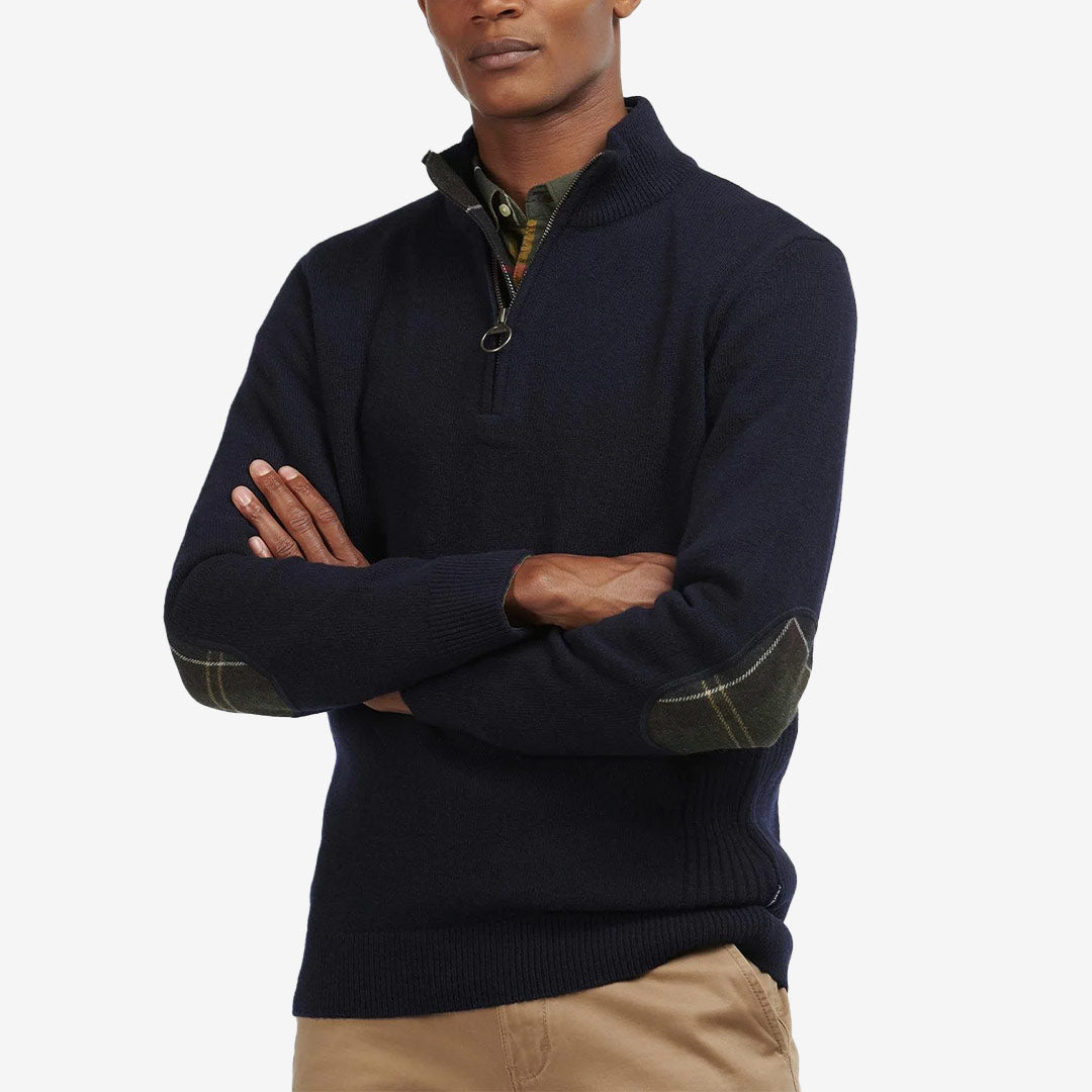 Barbour Holden Half Zip Knitted Jumper stickad tröja i Navy med halv dragkedja, ribbad krage och Tartan-detaljer.