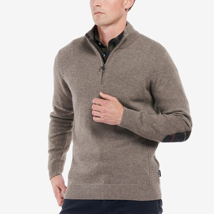 Barbour Holden Half Zip Knitted Jumper stickad tröja i Military Marl med halv dragkedja, ribbad krage och Tartan-detaljer.
