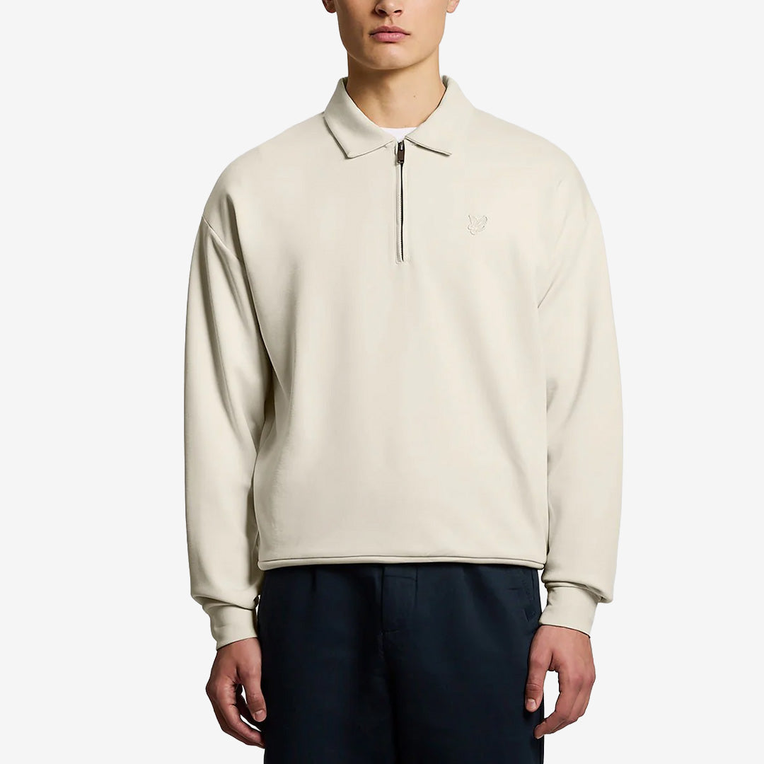 Lyle & Scott ML2499V Relaxed Collared Interlock Sweatshirt i Birch med krage och mjuk interlockkvalitet för herr