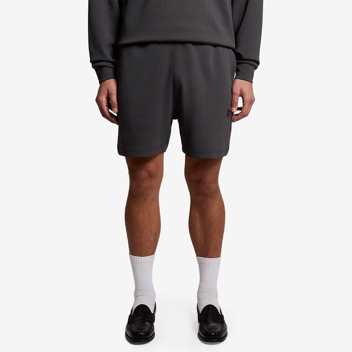 Lyle & Scott ML2502V Relaxed Interlock Sweat Short i Iron med avslappnad passform och mjuk interlockkvalitet för herr