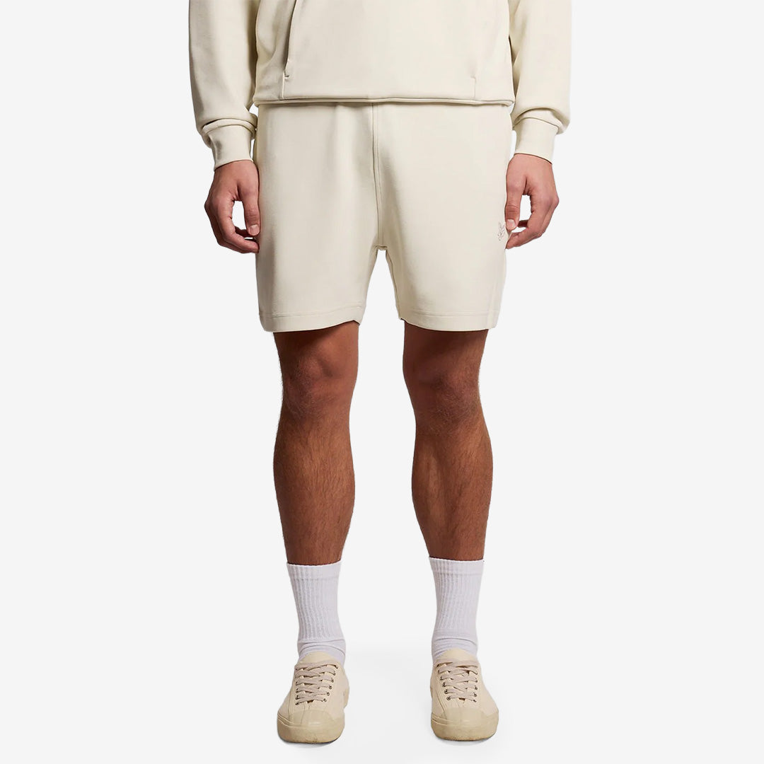 Lyle & Scott ML2502V Relaxed Interlock Sweat Short i Birch med avslappnad passform och mjuk interlockkvalitet för herr