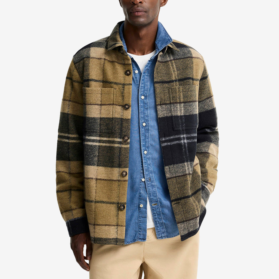 Barbour Woodlane Brushed Check Overshirt i Birchwood Dress Tartan med klassiskt tartanmönster, bröstfickor och knappstängning.