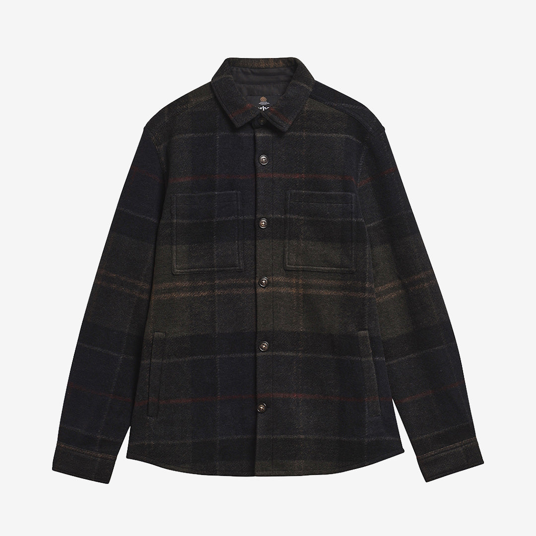 Barbour Woodlane Brushed Check Overshirt i Shadow Classic Tartan med klassiskt tartanmönster, bröstfickor och knappstängning.