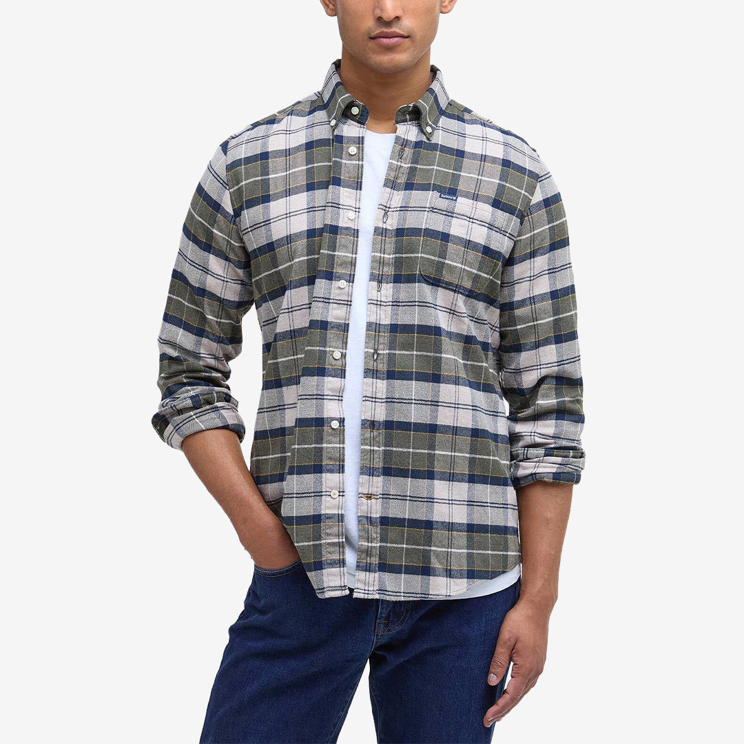 Barbour Kyeloch Tailored Tartan Shirt skjorta för herr i Forest Mist med klassiskt tartanmönster och skräddad passform.